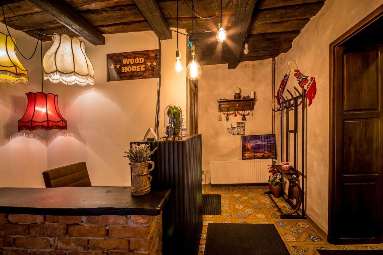 Wood House Republicii Hotel Brasov Bagian luar foto