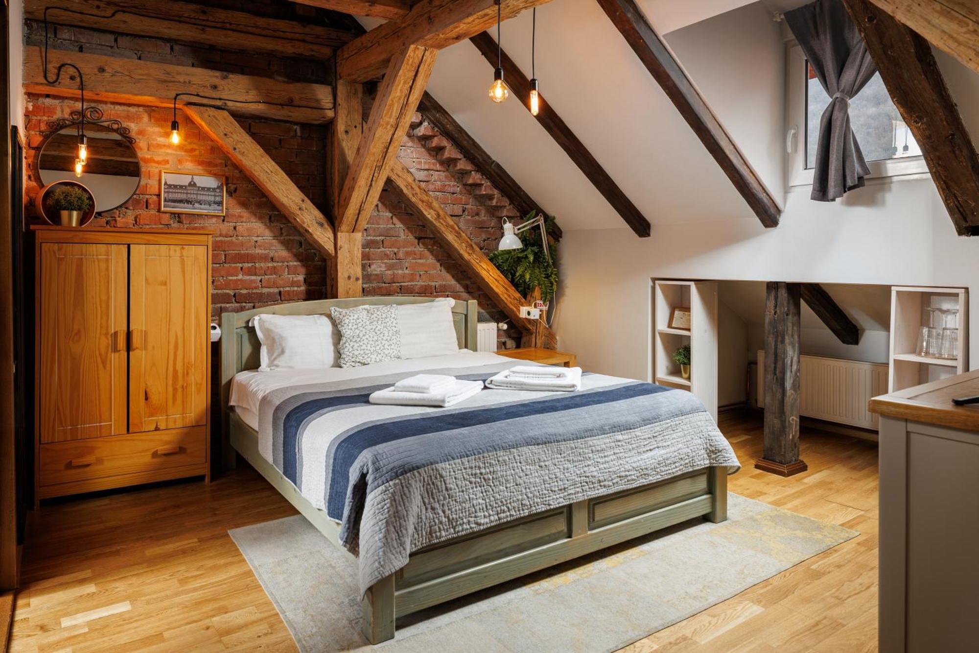 Wood House Republicii Hotel Brasov Bagian luar foto