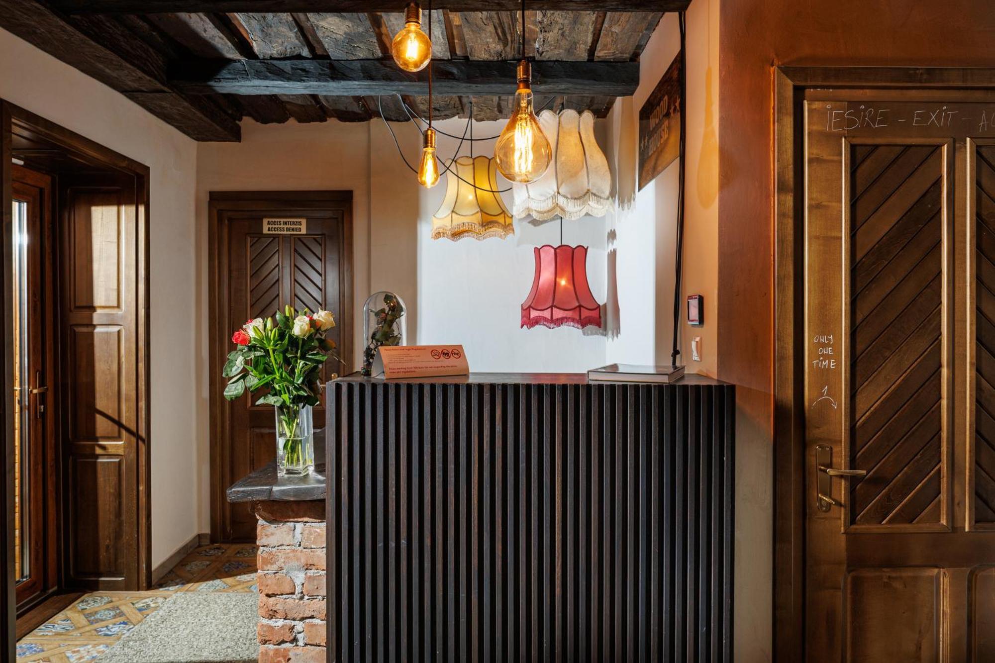 Wood House Republicii Hotel Brasov Bagian luar foto